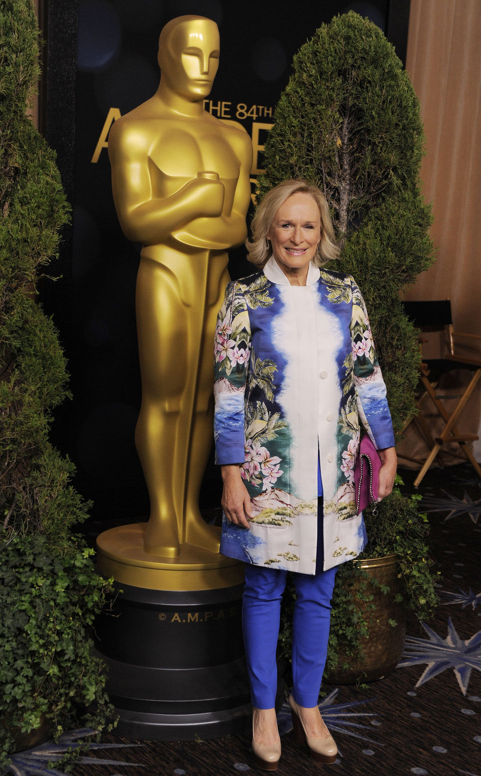 Glenn Close posa junto al Oscar gigante de la comida de nominados