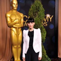 Rooney Mara posa a la entrada de la comida de nominados a los Oscar 2012