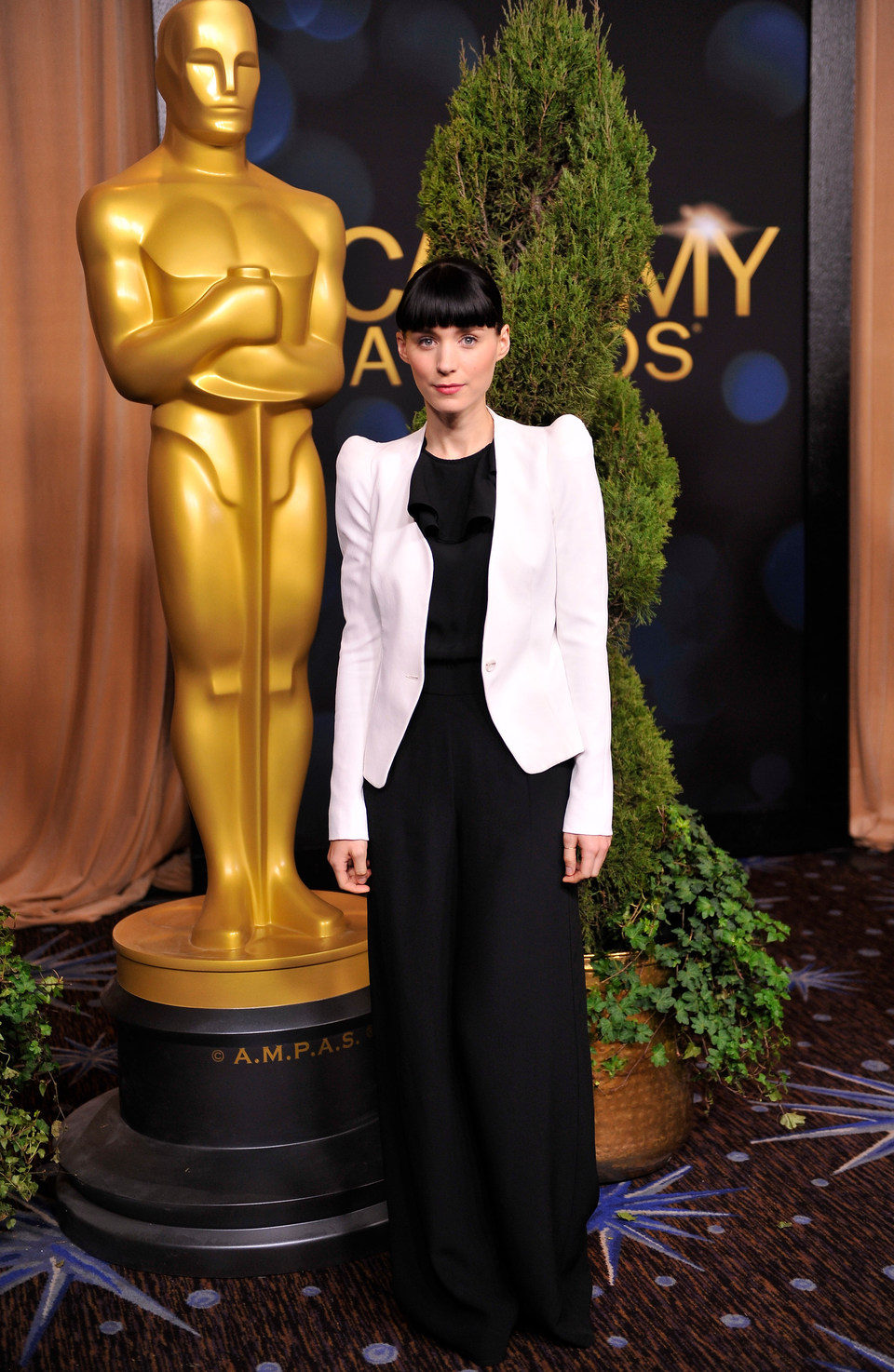 Rooney Mara posa a la entrada de la comida de nominados a los Oscar 2012