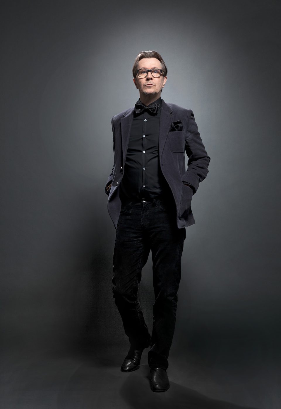 Gary Oldman posa para "Out of the Character"