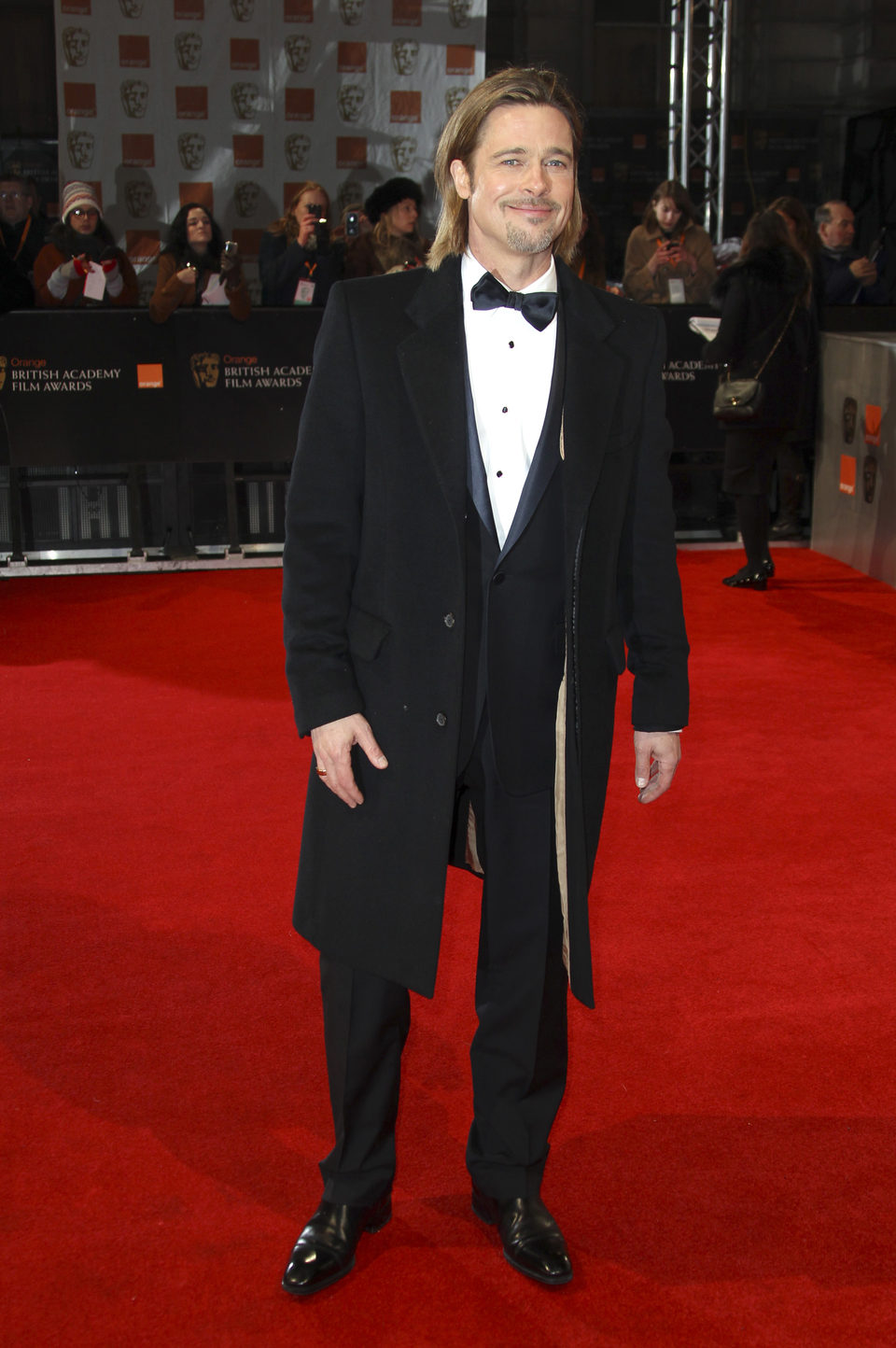 Brad Pitt sonríe en la entrada de los premios BAFTA 2012