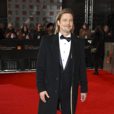 Brad Pitt sonríe en la entrada de los premios BAFTA 2012