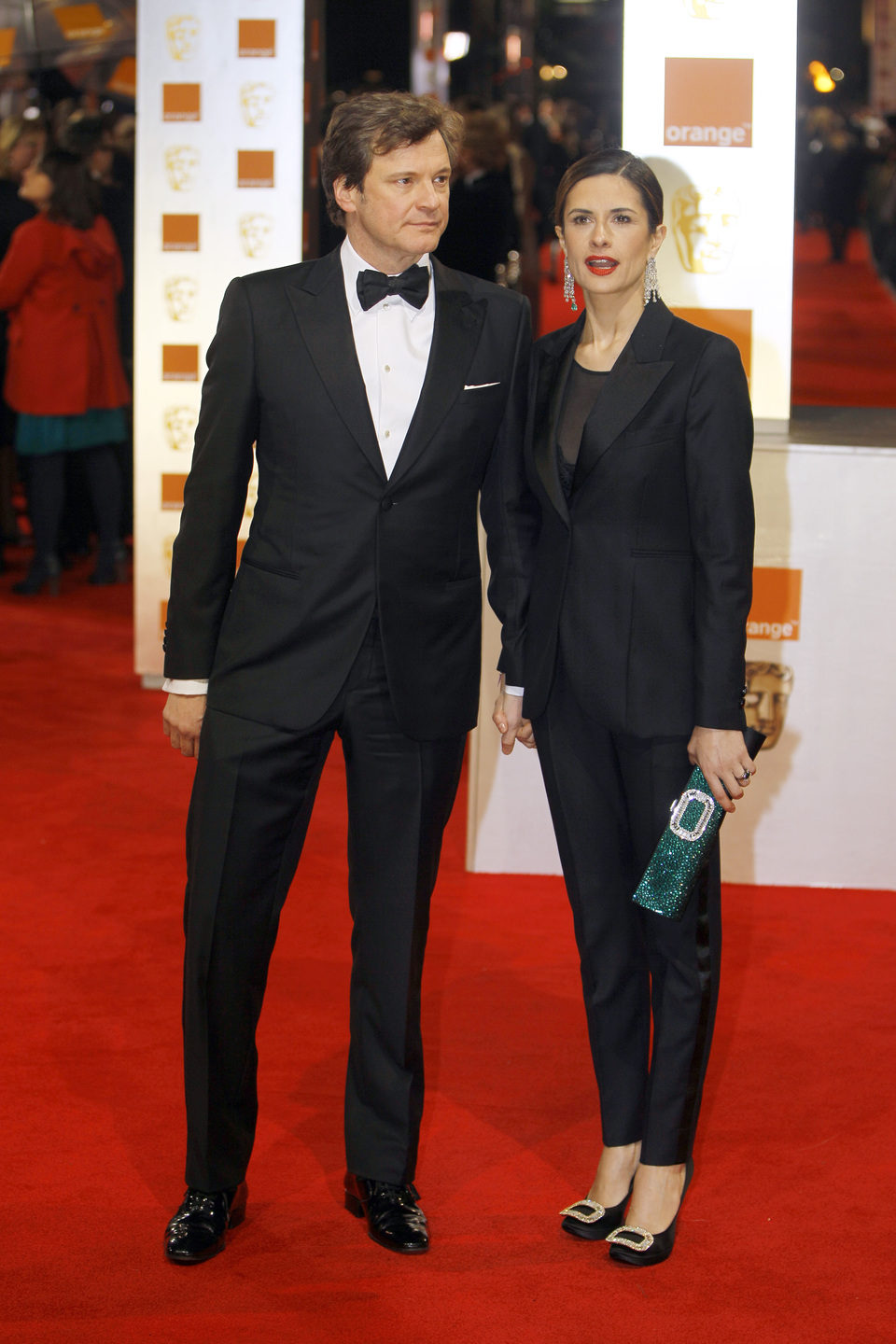 Colin Firth y su esposa posan en los BAFTA 2012