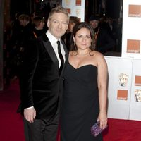 Kenneth Brannagh y su mujer en la alfombra roja de los BAFTA 2012