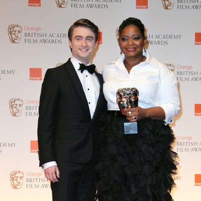 Daniel Radcliffe posa con Octavia Spencer en los BAFTA 2012