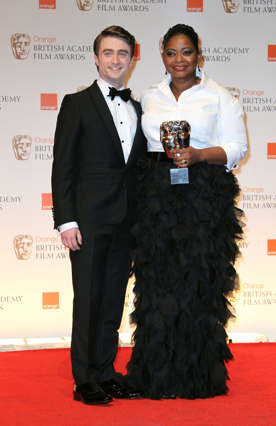 Daniel Radcliffe posa con Octavia Spencer en los BAFTA 2012