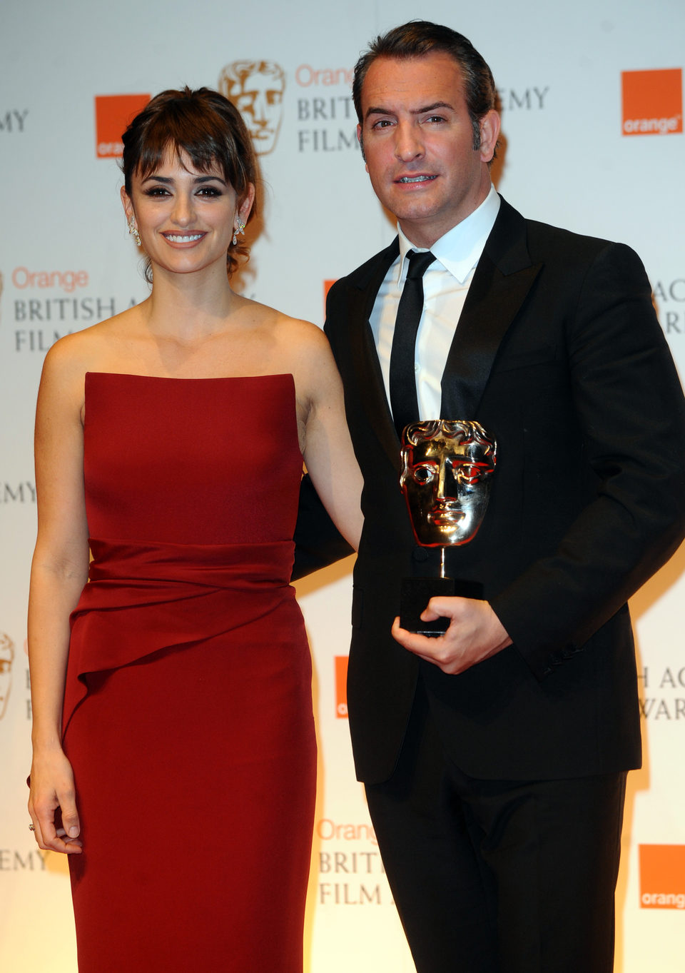 Penélope Cruz sonríe junto a Jean Dujardin en los BAFTA 2012