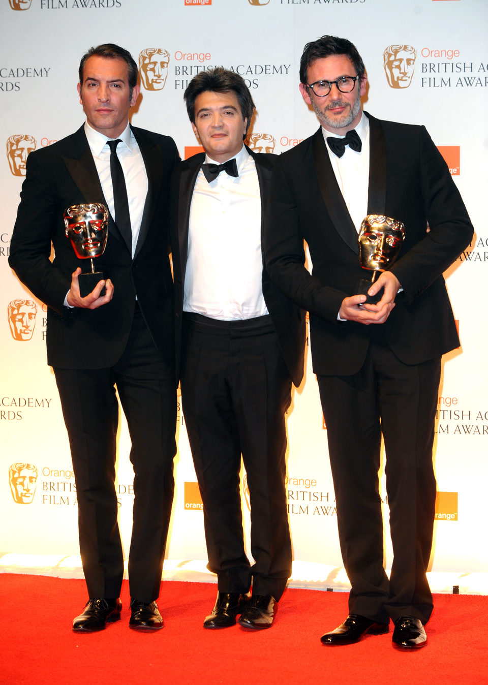 Jean Dujardin, Thomas Langmann y Michel Hazanavicius en los BAFTA 2012