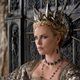 Charlize Theron, sentada en su trono de 'Blancanieves y la leyenda del cazador'