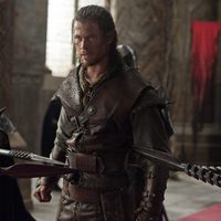 Chris Hemsworth ante la reina en 'Blancanieves y la leyenda del cazador'