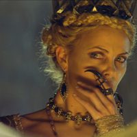 Charlize Theron conjura al espejo mágico en 'Blancanieves y la leyenda del cazador'