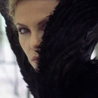 Charlize Theron muestra su lado oscuro en 'Blancanieves y la leyenda del cazador'