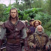 Chris Hemsworth con los siete enanos de 'Blancanieves y la leyenda del cazador'