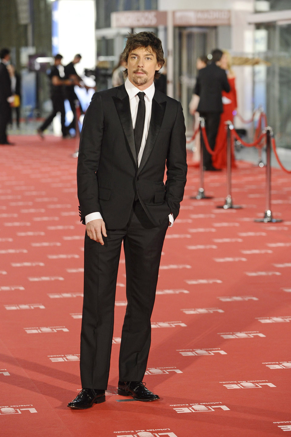 Adrián Lastra posa a la entrada de los premios Goya 2012