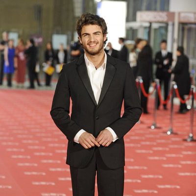 Maxi Iglesias posa a la entrada de los Premios Goya 2012