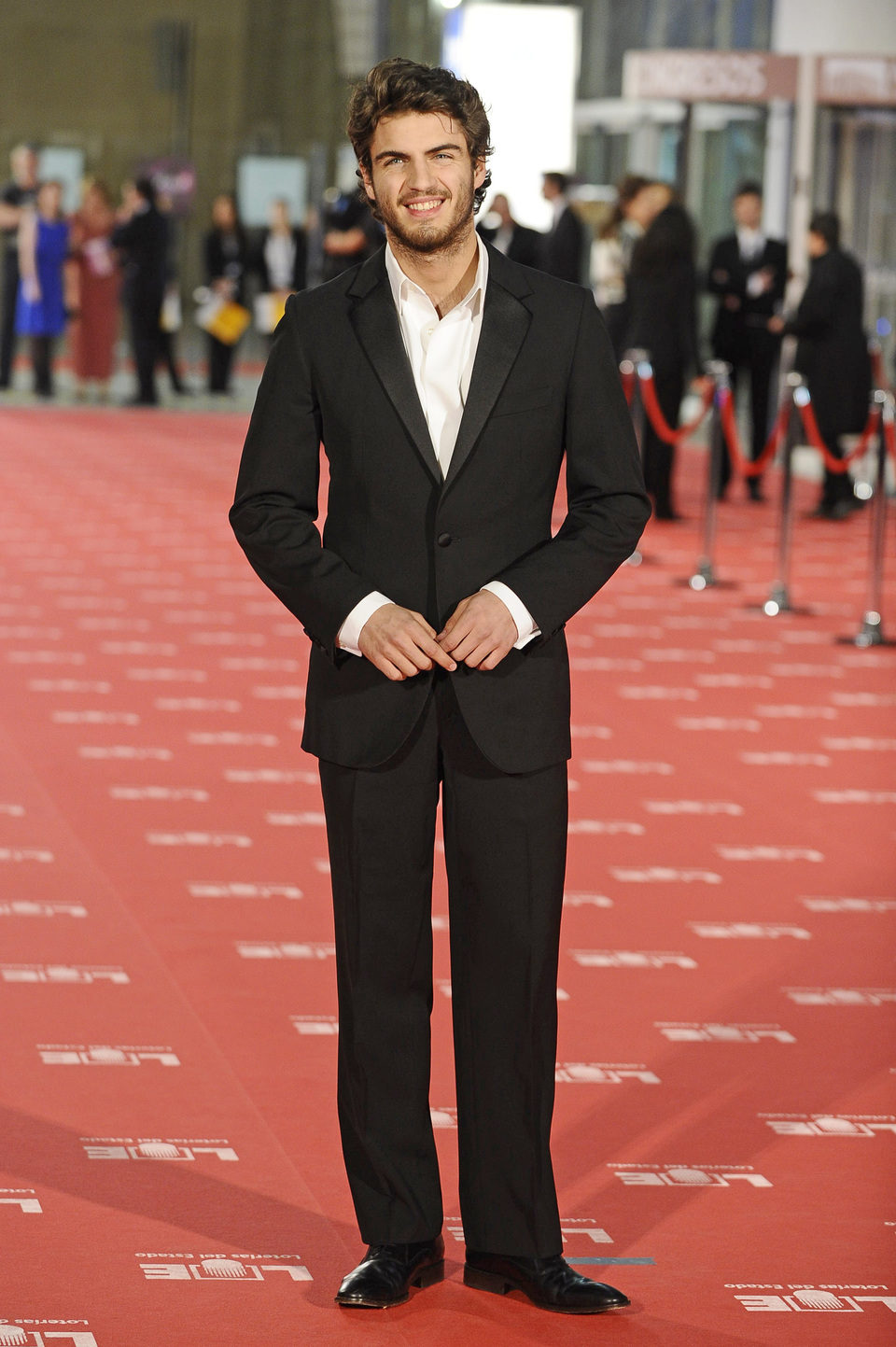 Maxi Iglesias posa a la entrada de los Premios Goya 2012