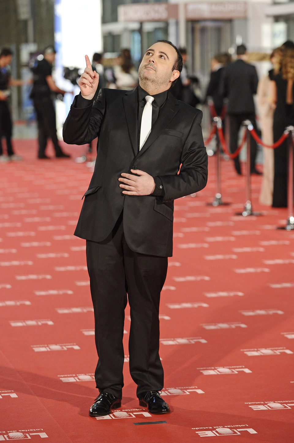 Carlos Areces mira al cielo en la alfombra roja de los Goya 2012