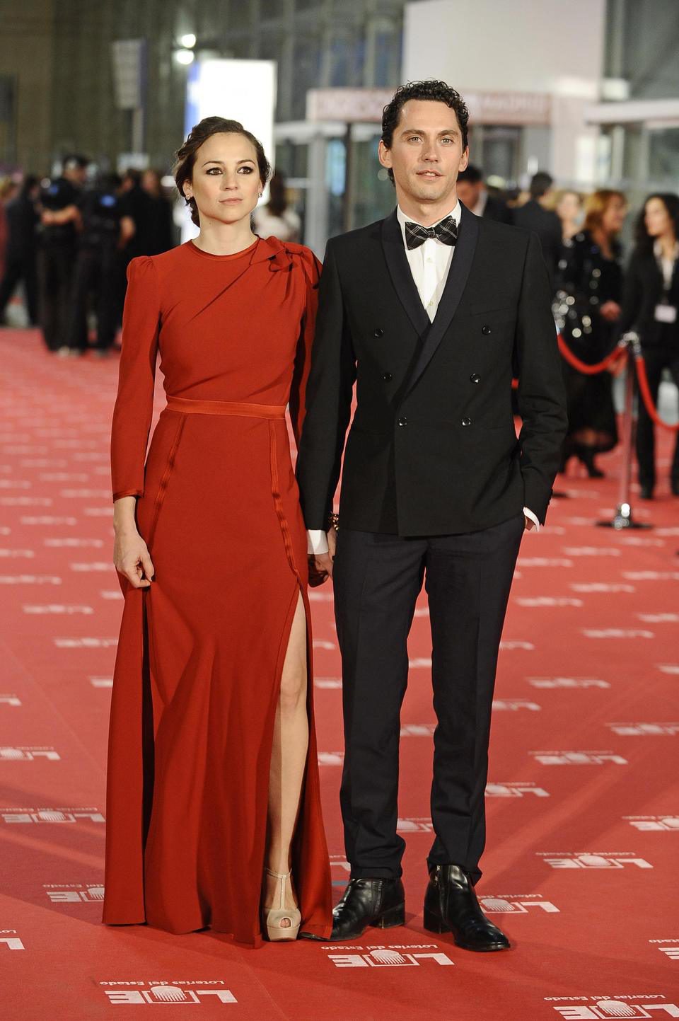 Leonor Watling y Paco León posan juntos en los Goya 2012