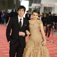 Eduardo Chapero-Jackson y Alba García posan a la entrada de los Goya 2012