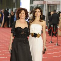 Icíar Bollaín y Verónica Echegui en la entrada de los Goya 2012