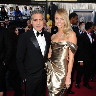 George Clooney y Stacy Keibler en la alfombra roja de los Oscar 2012