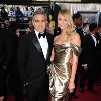 George Clooney y Stacy Keibler en la alfombra roja de los Oscar 2012