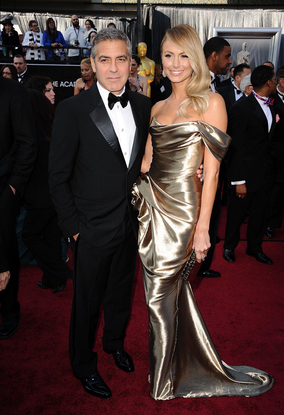 George Clooney y Stacy Keibler en la alfombra roja de los Oscar 2012