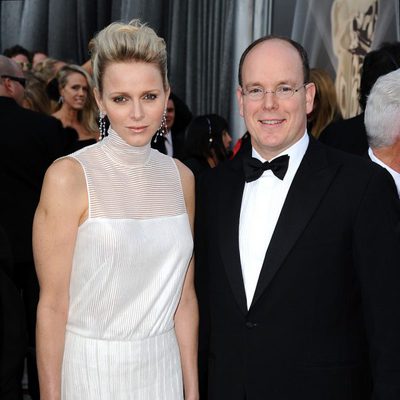 Charlene Wittstock y el príncipe Alberto de Mónaco en la alfombra roja de los Oscar 2012