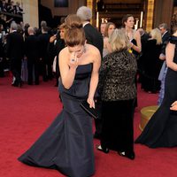 Tina Fey se santigua en la alfombra roja de los Oscar 2012