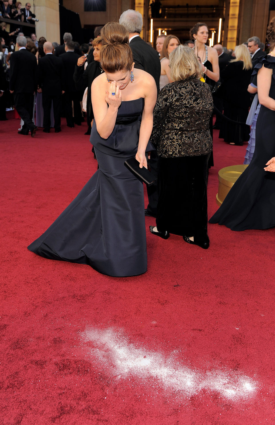 Tina Fey se santigua en la alfombra roja de los Oscar 2012