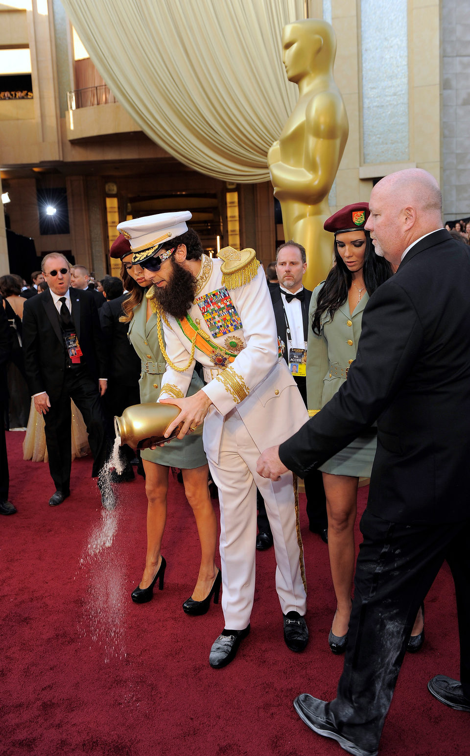 Sacha Baron Cohen esparce las cenizas de Kim Jong Il en la alfombra roja de los Oscar 2012