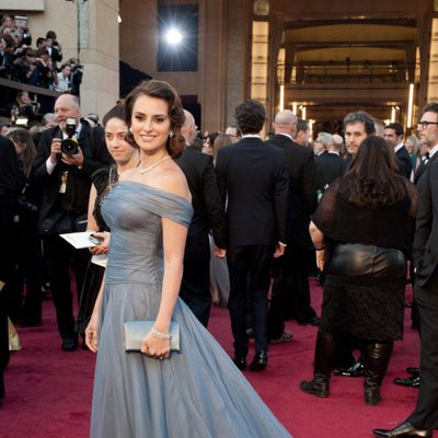 Penélope Cruz posa en la alfombra roja de los Oscar 2012