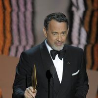 Tom Hanks presenta un premio en los Oscar 2012