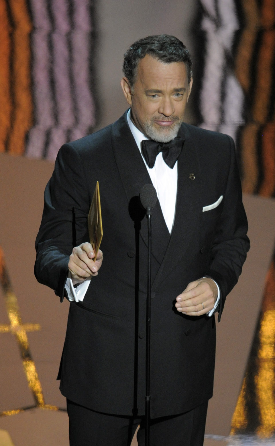 Tom Hanks presenta un premio en los Oscar 2012