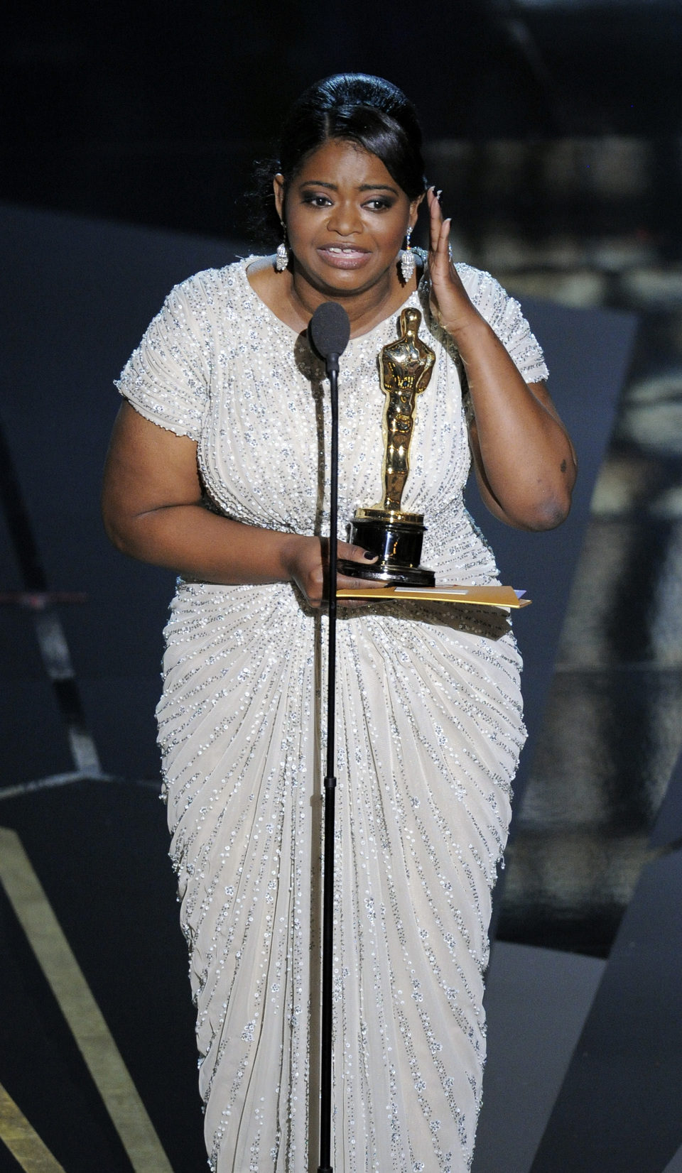 Octavia Spencer recibe un Oscar 2012