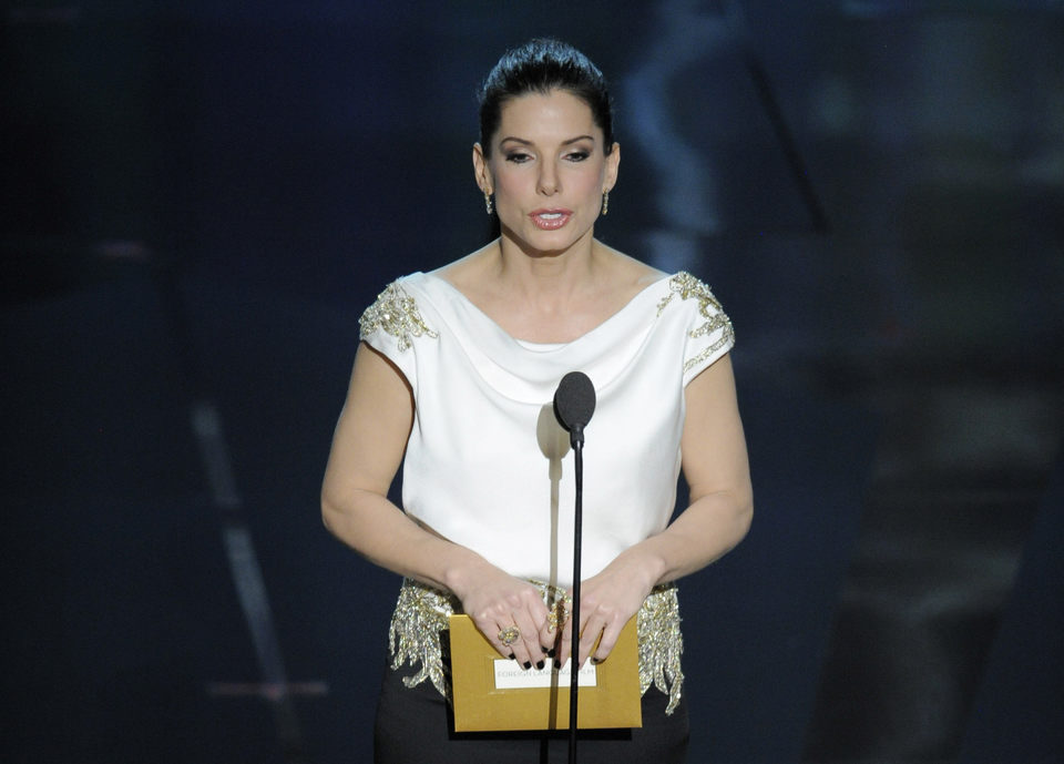 Sandra Bullock presenta un Oscar 2012