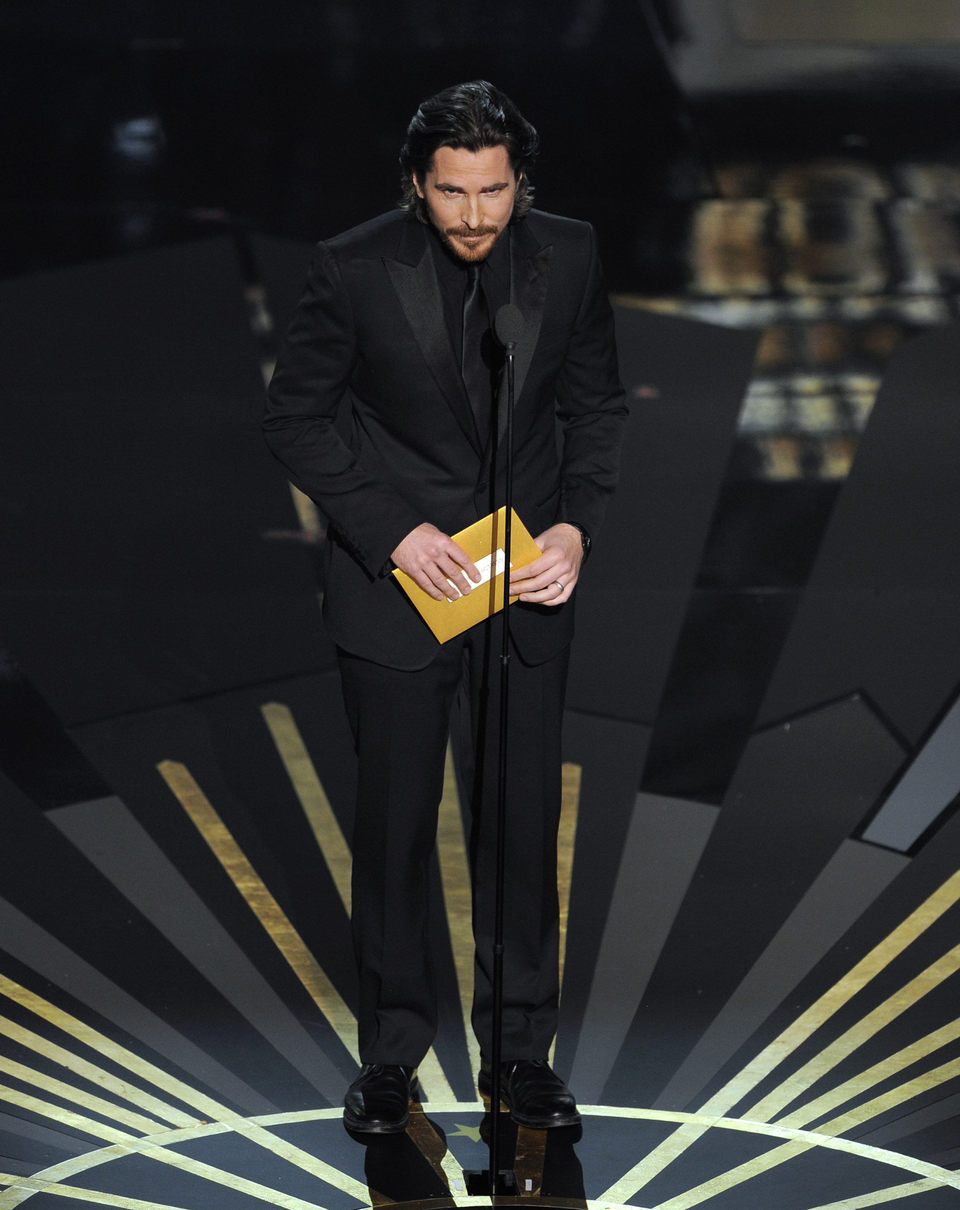 Christian Bale presenta un premio en los Oscar 2012