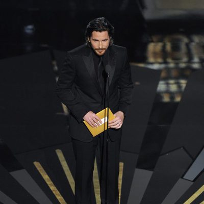 Christian Bale presenta un premio en los Oscar 2012