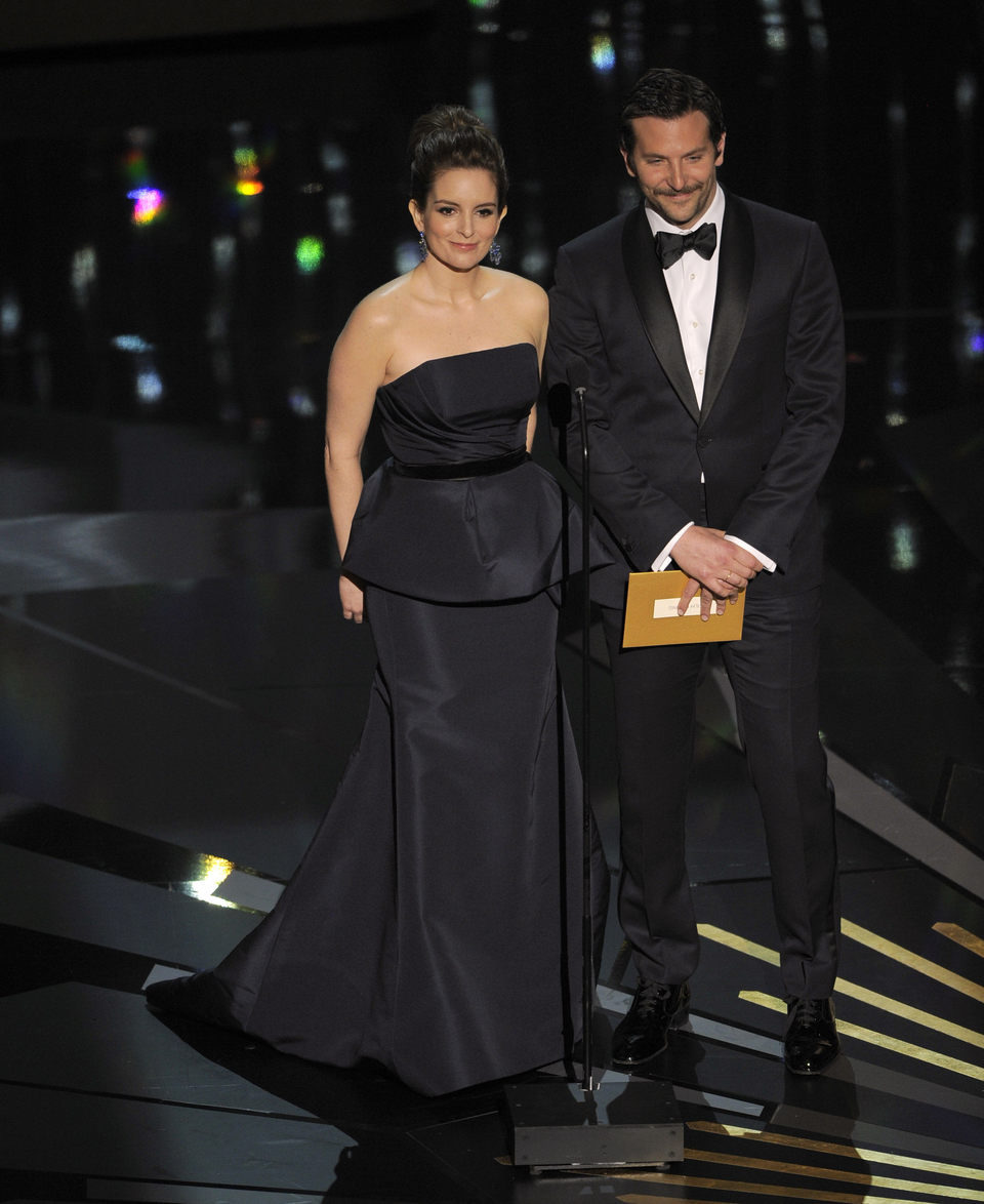 Tina Fey y Bradley Cooper presentan un Oscar 2012