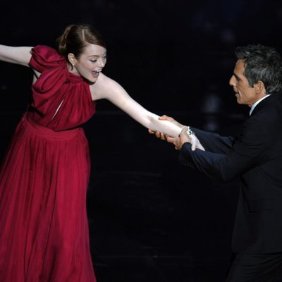 Emma Stone y Ben Stiller bromean en la gala de los Oscar 2012