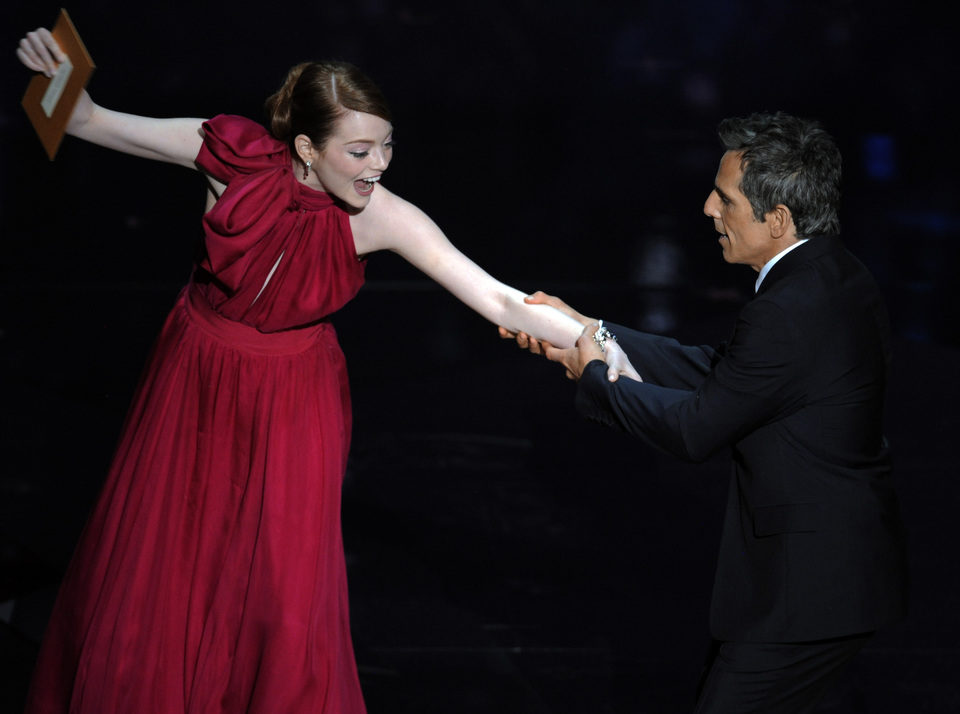 Emma Stone y Ben Stiller bromean en la gala de los Oscar 2012