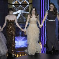 Las actrices de 'La boda de mi mejor amiga' presentaron en los Oscar 2012