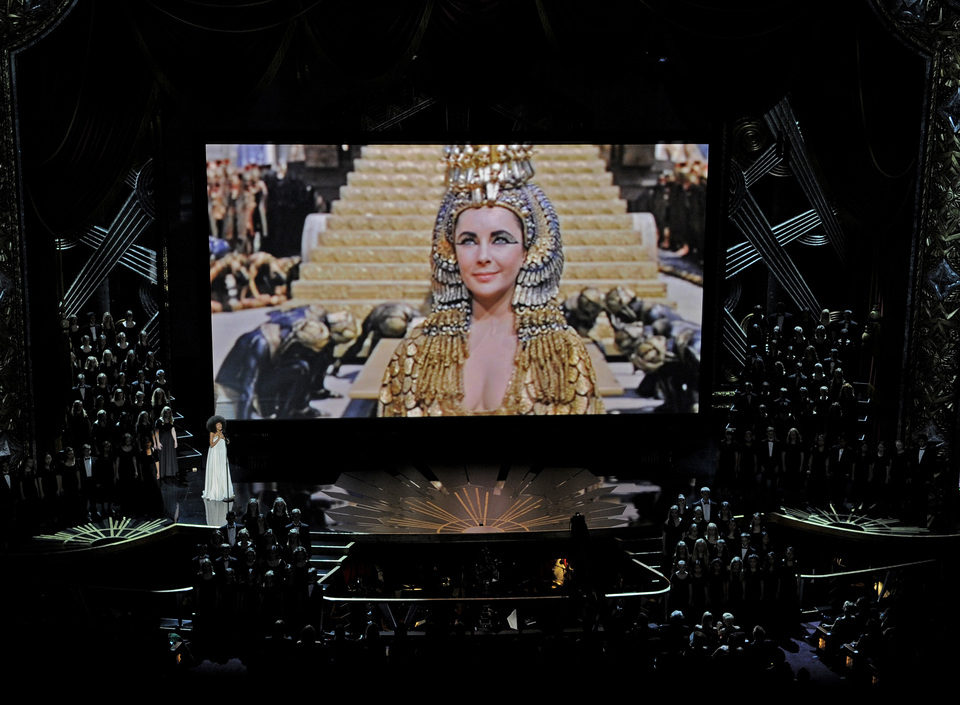 Elizabeth Taylor durante el In Memoriam de los Oscar 2012