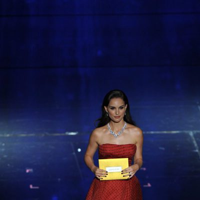 Natalie Portman presenta un Oscar 2012