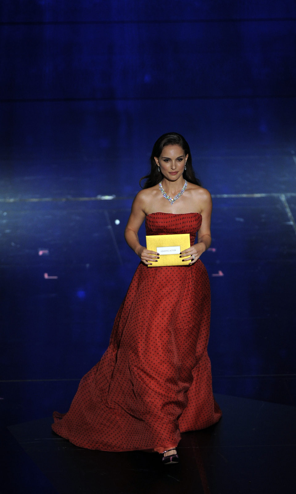 Natalie Portman presenta un Oscar 2012