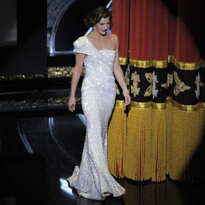 Milla Jovovich en el escenario de los Oscar 2012