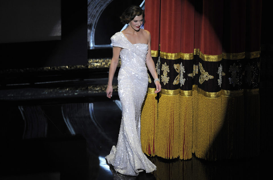 Milla Jovovich en el escenario de los Oscar 2012