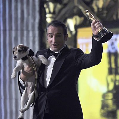 Jean Dujardin y Uggie con un Oscar 2012