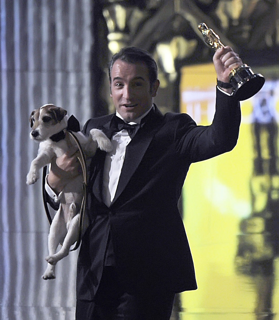 Jean Dujardin y Uggie con un Oscar 2012