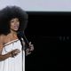 Esperanza Spalding canta durante el In Memoriam de los Oscar 2012